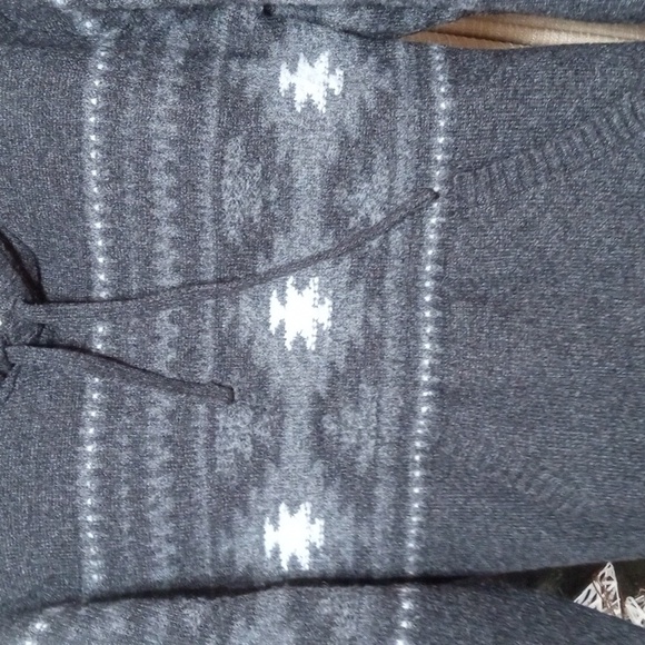 Grey Size M American Eagle Hooded pullover sweater front pocket and snowflakes - Picture 5 of 13